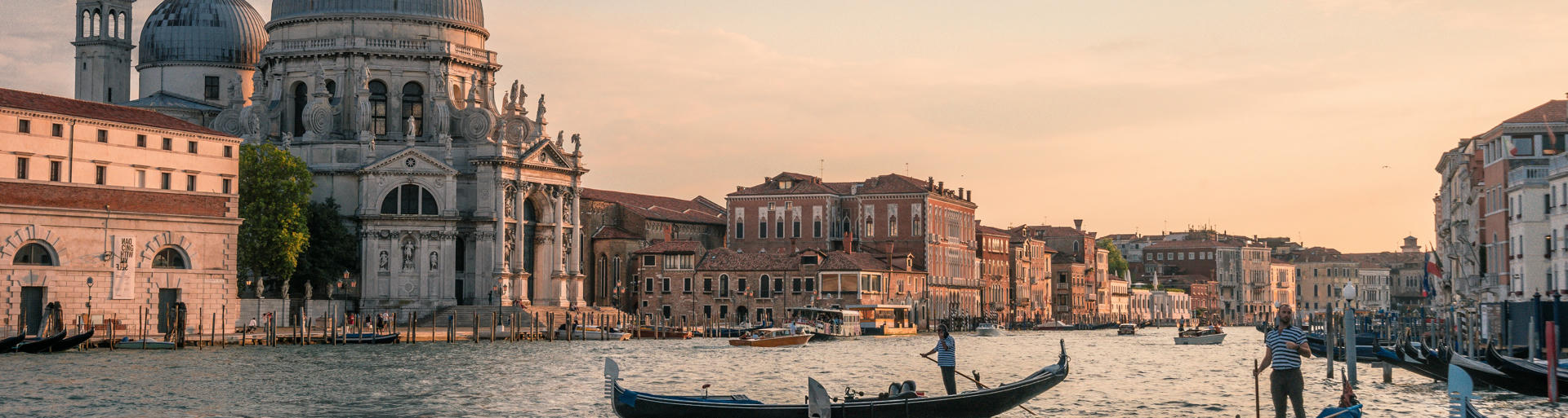 Gondeln in Venedig beim Wohnmobilurlaub Italien